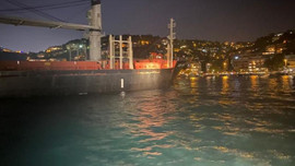 İstanbul Boğazı'nda karaya oturan gemi kurtarıldı